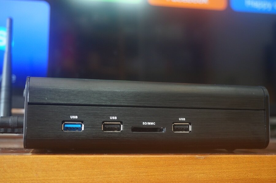 Bên hông trái của HIMEDIA Q10 PRo Lite là 3 cổng USB, gồm 2 cổng 2.0 và một cổng 3.0. Cạnh đó là khe cắm thẻ nhớ SD hỗ trợ tới 64GB.
